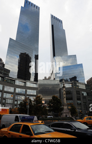 Grauen Himmel Porträt gelben Taxis Verkehr um Marmorstatue, in Richtung Glastürmen Time Warner Center, Columbus Circle, New York Stockfoto