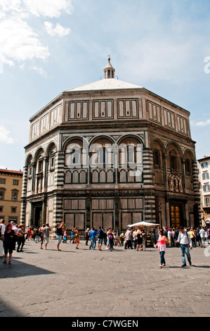 Das achteckige Baptisterium, auch bekannt als Battistero San Giovanni begann 1059 damit eines der ältesten Gebäude in Florenz. Stockfoto