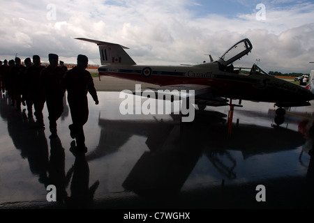 St. Thomas, Kanada - 25. Juni 2011. Mitglieder des "Snowbirds" sind Silhouette, wie sie in einem Kleiderbügel auf einer Air Show zu marschieren. Stockfoto