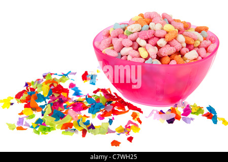 Rosa Schale mit bunten Bonbons und Konfetti Stockfoto