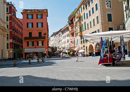 Die elegant lackierten Hochhäuser in Via Torina reflektieren die Nachmittagssonne, Piazza Caprera, Santa Margherita Ligure, Italien Stockfoto