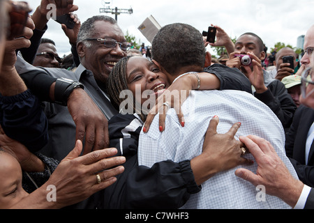 Präsident Barack Obama umarmt eine Frau in der Menge nach Bewältigung der Tag der Arbeit Feier Stockfoto