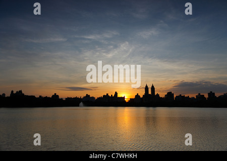 Sonnenuntergang über Gebäude der New Yorker West Side wie aus dem Reservoir im Central Park zu sehen.