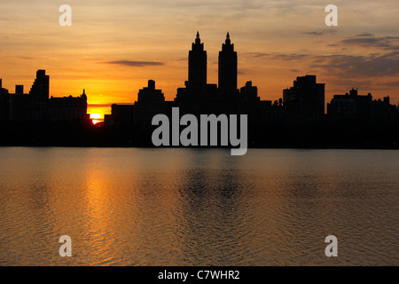 Sonnenuntergang über Gebäude der New Yorker West Side wie aus dem Reservoir im Central Park zu sehen. Stockfoto