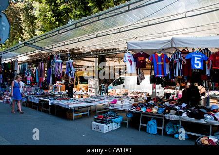 Käufer ein Blick auf einige der Auswahl von waren zum Verkauf bei den Open air Market, Civitavecchia, Italien Stockfoto