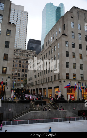 Am Nachmittag Porträtaufnahme, in Richtung Kanal Promenade Treppe Wolkenkratzer, Schlittschuh, Rockefeller Center Ice Rink in New York City Stockfoto