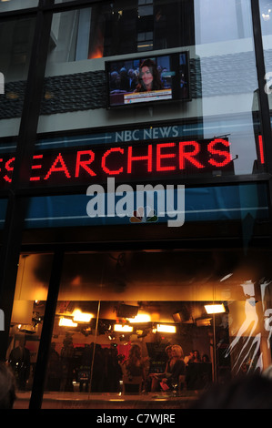 Neon Ticker Tape Glas Fenster Porträt Menschen Moderatoren im Erdgeschoss Zimmer, NBC News-Studio, 10 Rockefeller Center, New York Stockfoto
