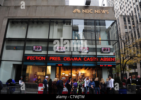 Kleine Menge stehend vor Glasfenster rot Ticker Tape Nachrichten, NBC NEWS-Studio, 10 Rockefeller Centre, 49th Street, New York Stockfoto