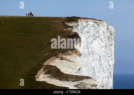 Wanderer zu Fuß entlang der South Downs Way Küste in der Nähe von Beachy Head, in der Nähe von Eastbourne, East Sussex, England Stockfoto