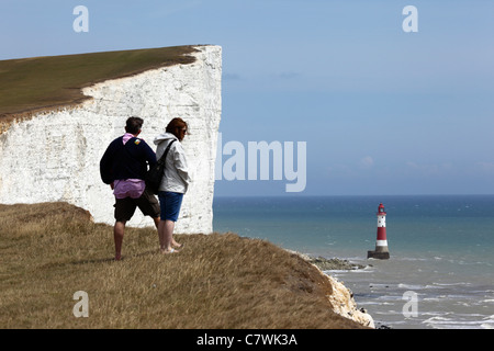 Touristen, die Aussicht auf South Downs Way Küstenpfad Beachy Head Leuchtturm, in der Nähe von Eastbourne, East Sussex, England Stockfoto