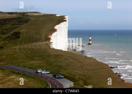 Blick entlang der Küste in Richtung Beachy Head Leuchtturm, South Downs National Park, in der Nähe von Eastbourne, East Sussex, England Stockfoto