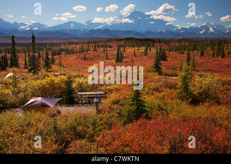 Zelten am Wonder Lake Campground, Denali Nationalpark, Alaska. Stockfoto