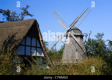 Alten Fachwerkhaus und eine Windmühle im Freilichtmuseum in Cloppenburg Stockfoto