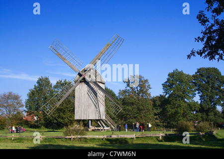 Alte Windmühle im Freilichtmuseum in Cloppenburg in Deutschland. Stockfoto