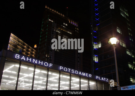 Aufnahme in der Nacht des Potsdamer Platzes während des Festival of Lights in Berlin im Oktober 2010. Stockfoto