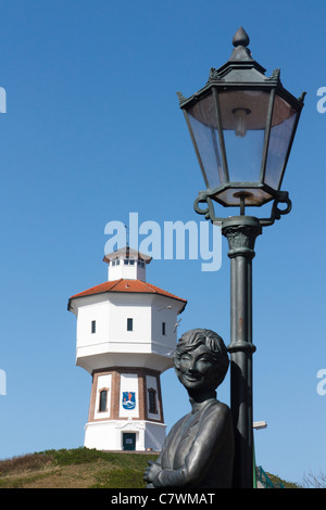 Lale Andersen-Denkmal und die Langeoog Wasserturm auf dem deutschen Osten Ostfriesischen Insel Langeoog.