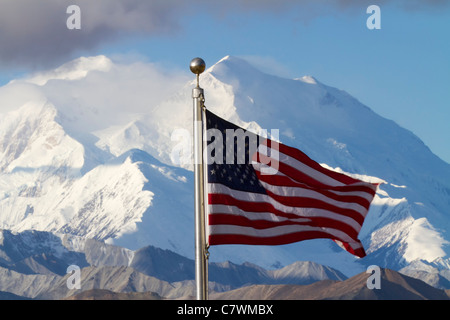 Amerikanische Flagge vor Mt. McKinley, Eielson Visitor Center, Denali-Nationalpark, Alaska. Stockfoto