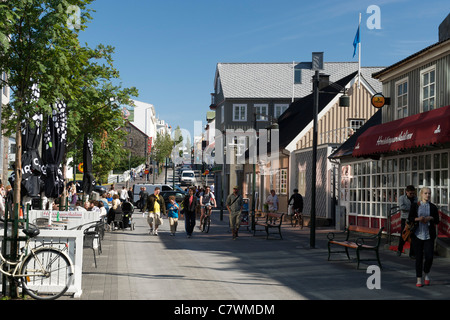 Fußgänger auf Austurstraeti, einer der Haupteinkaufsstraßen in Reykjavik, die Hauptstadt von Island. Stockfoto