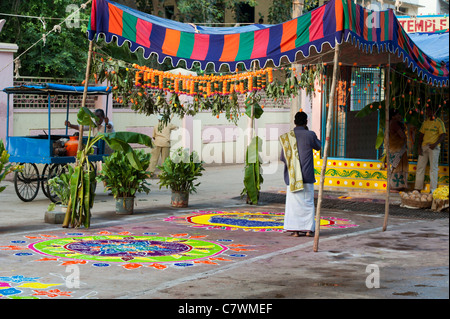 Rangoli Design auf einem indischen Straße einen hinduistischen Tempel während des Festivals von dasara. Puttaparthi, Andhra Pradesh, Indien Stockfoto