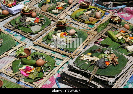 Banana Leaf Platten von Tempelopfern der Lebensmittel In Bali Stockfoto