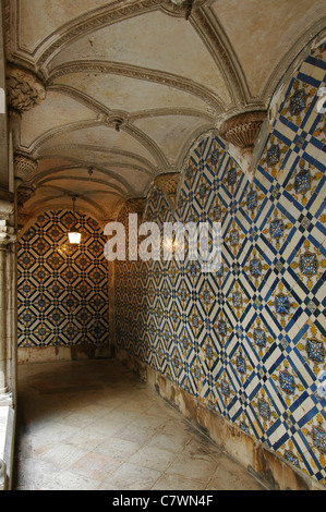 Handbemalte Azulejos-Keramikfliesen schmücken einen Kreuzgang im Museu dos Azulejos Museum in Lissabon Portugal Stockfoto