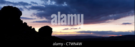 Sonnenuntergang hinter der Kuh und Kalb Felsen auf Ilkley moor, North Yorkshire. Stockfoto