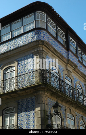 Figurative handbemalte Azulejos Keramikfliesen schmücken die Außenfassade eines Gebäudes in der Stadt Valenca, auch bekannt als Valenca do Minho im Norden Portugals Stockfoto