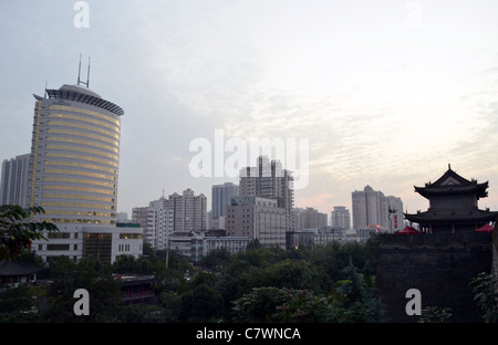 Alte und neue Gebäude bieten einen atemberaubenden Sonnenuntergang Blick neben der Stadtmauer (rechts) von Xi ' an, Shaanxi - alte Hauptstadt Chinas Stockfoto