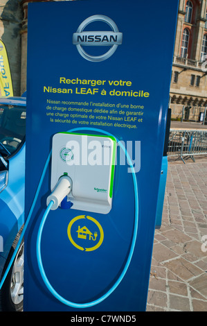 Paris Vororte, Frankreich, Batterieladegerät Home Unit, Nissan Leaf City Elektroauto in Saint Germain-en-Laye, Plug-in, paris Moderne Innovation, Stecker Stockfoto