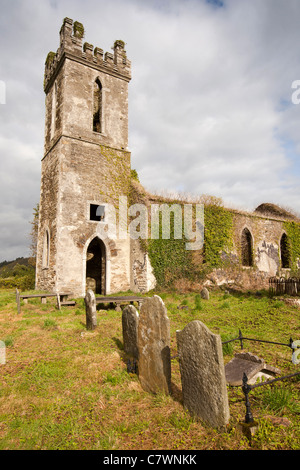 Irland, Co. Wicklow, Avoca, verlassene alte Kirche und Friedhof Stockfoto