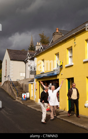 Irland, Co. Wicklow, Avoca, Main Street, lokale Mann mit Armen in Luft für Touristen Stockfoto