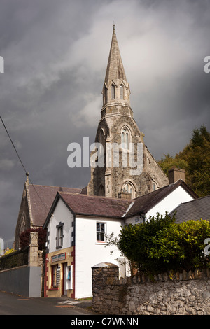 Irland, Co. Wicklow, Avoca, Main Street, St. Patrick und Mary katholische Kirche hinter BK-Geschenk-shop Stockfoto