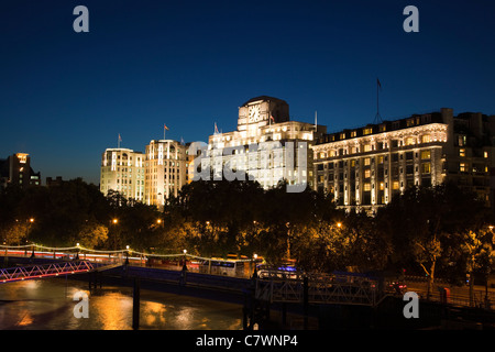 Adelphi Gebäude, Shell Mex-Haus und das Savoy Hotel mit der Themse bei Nacht, London, von Waterloo Bridge Stockfoto