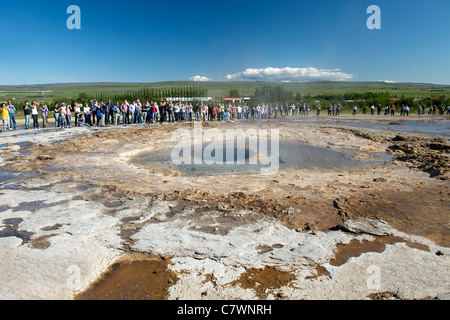 Touristen warten auf Strokkur Geysir im Geysir, südwestlichen Island ausbrechen. Stockfoto