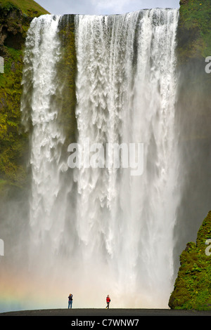 Touristen in Skogar Wasserfall im Südwesten Islands. Stockfoto