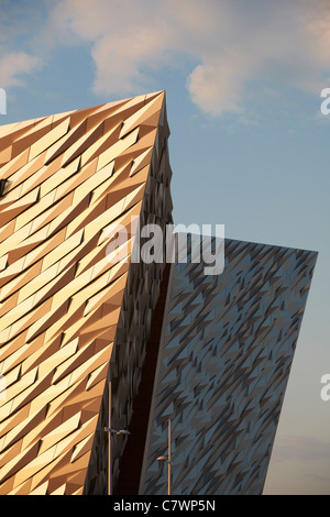 Neue Titanic Signature Gebäude im späten Abendlicht, gelegen am Titanic Viertel Queens Island Northern Ireland Stockfoto