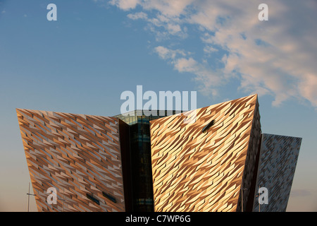 Neue Titanic Signature Gebäude im späten Abendlicht, gelegen am Titanic Viertel Queens Island Northern Ireland Stockfoto