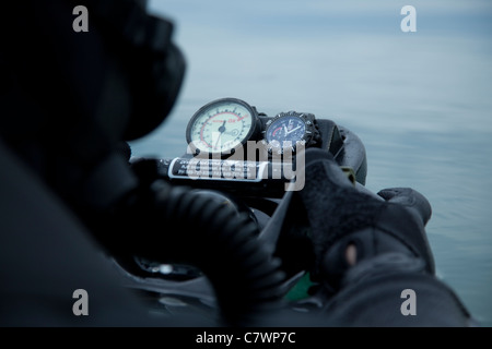 Spezielle Operationen Kräfte bekämpfen Taucher prüft der Tiefenbegrenzer auf seinen Kompass. Stockfoto