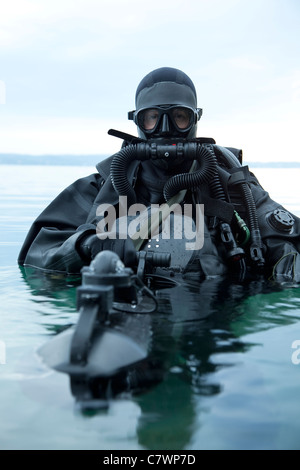 Spezielle Operationen Kräfte bekämpfen Taucher mit Unterwasser-Antrieb Fahrzeug. Stockfoto