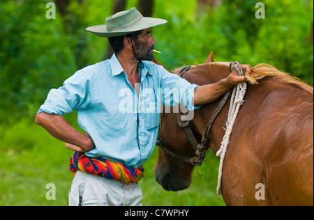 Ein unbekannter Mann beteiligt sich das jährliche Festival "Patria Gaucha" am 5. März 2011 in Tacuarembo, Uruguay. Stockfoto