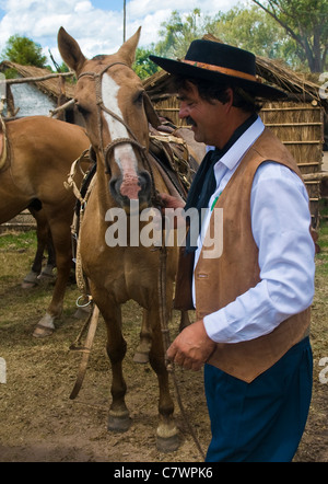 Ein unbekannter Mann beteiligt sich das jährliche Festival "Patria Gaucha" am 5. März 2011 in Tacuarembo, Uruguay. Stockfoto