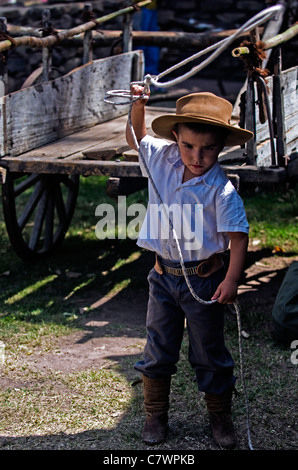 Teilnehmende Kind in das jährliche Festival "Patria Gaucha" in Tacuarembo, Uruguay Stockfoto