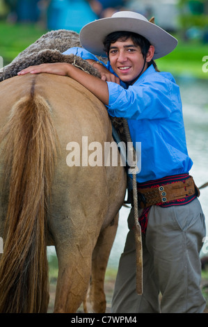 Ein unbekannter Mann beteiligt sich das jährliche Festival "Patria Gaucha" am 5. März 2011 in Tacuarembo, Uruguay. Stockfoto