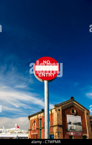 Rote Runde No Entry-Schild mit Thomson Dock Pumpenhaus im Hintergrund Stockfoto