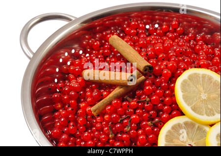 Rote Johannisbeere Beeren und Zutaten zur Herstellung von Marmelade - isoliert Stockfoto