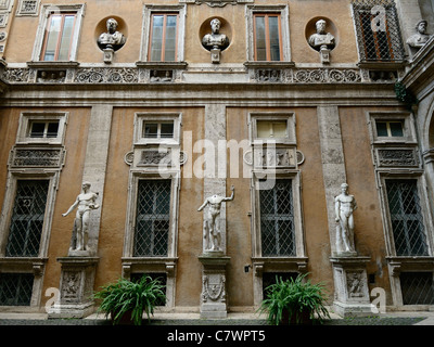 Hof des Palazzo Mattei di Giove Rom Italien. Stockfoto