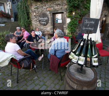 Touristen, die trinken Wein an Platz im historischen Dorf von Beilstain in Mosel Tal Rheinland Deutschland Stockfoto