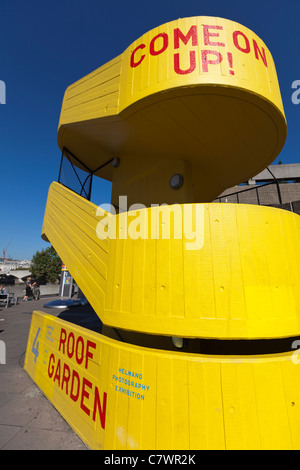 Gelbe Treppe zum einen Dachgarten auf der Queen Elizabeth Hall, Southbank, London. Stockfoto