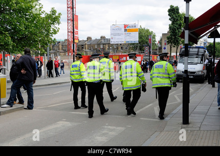 Metropolitan Police Officers patrouillieren auf den Straßen vor dem Emirates Stadium Während eines Arsenal Heimfußballspiels Holloway London England Stockfoto