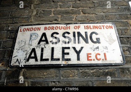 Straßenschild der vorbeifahrenden Gasse EC1 London Borough of Islington England UK Stockfoto